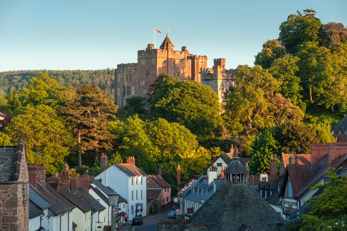 If you've not discovered our High Street Live Stream yet, here's a little extract from earlier today! Watch the #LiveStream in HD here: DiscoverDunster.info
 
The earlier stream is here: clipchamp.com/watch/AigxJr68…

#Dunster #Webcam #LiveStream #Exmoor #Sunnyweather #BankHoliday