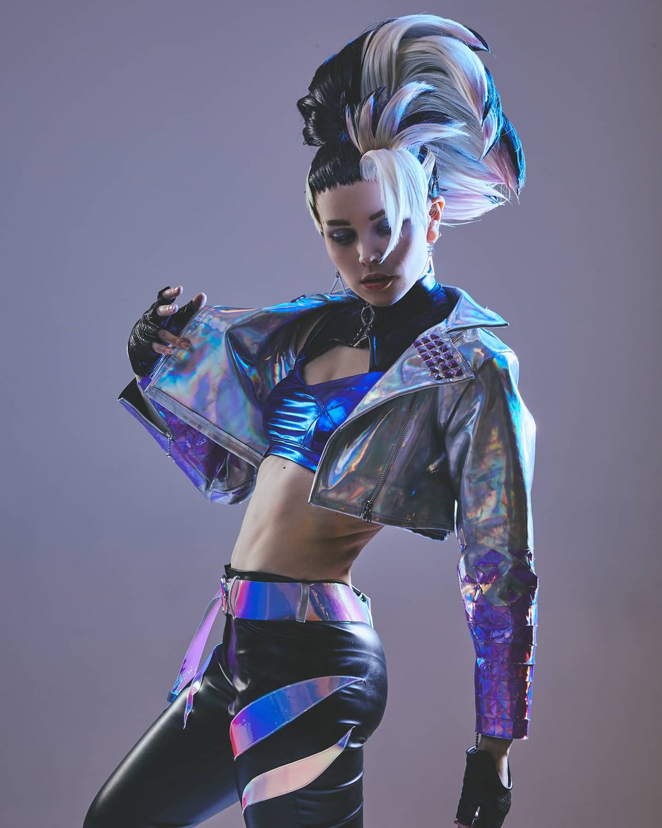When you don't have the pocket space for a mirror so you brought your reflective jacket 💁🏻‍♀️✨ 

KDA Akali costume and wig by me
📸 <a href="/jacob_cr2/">J a c o b . c r 2 📸</a> 

<a href="/lol_es/">League of Legends ES</a> <a href="/LeagueOfLegends/">League of Legends</a>