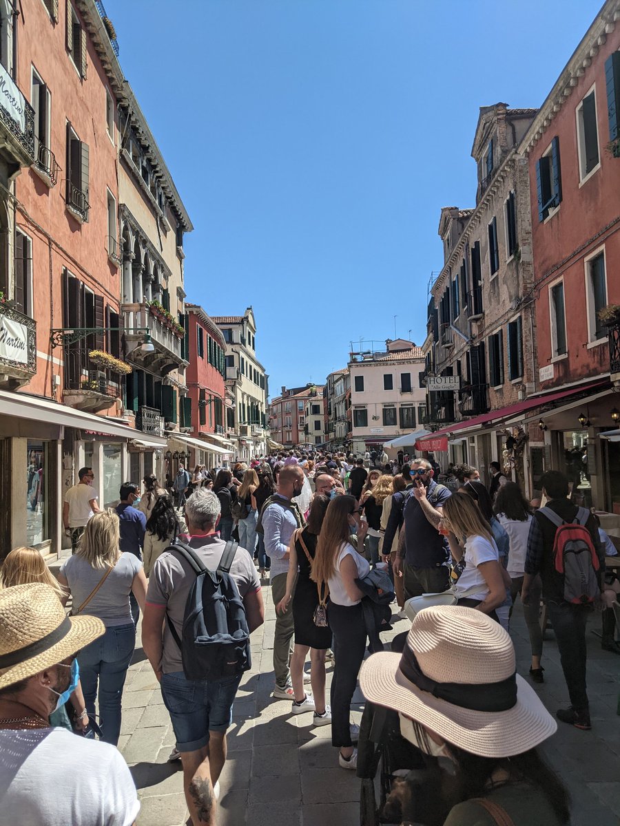 Venice sure isn't empty this Sunday either!