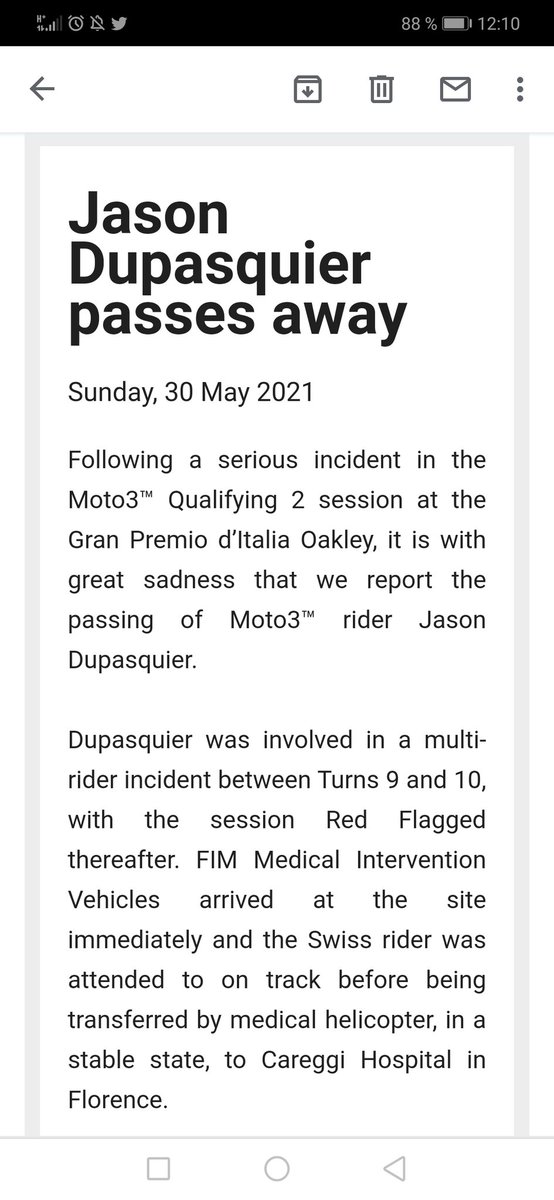 paddockabierto's tweet photo. #Moto3 #ItalianGP

No nos gustan estas noticias. Jason Dupasquier no ha superado las lesiones que sufrió en la caída de la Q2.

El piloto suizo de 19 años ha fallecido en el Hospital de Florencia al que se le trasladó en helicoptero tras la caída, según confirma MotoGP. https://t.co/EbbzEI2pN7