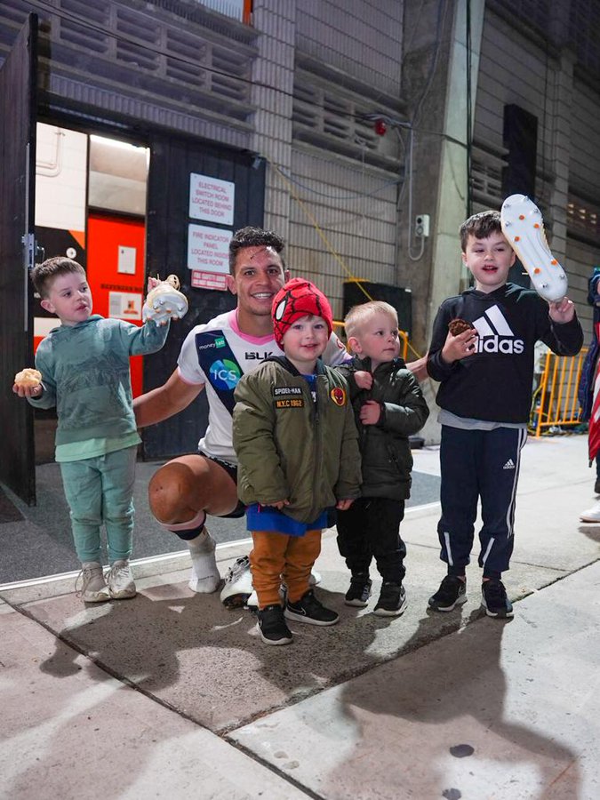 ScrumESPN's tweet photo. .@MelbourneRebels perdió pero estos niños ganaron por goleada. Se llevaron de regalo los botines de Matt #Toomua. 🎁👏

#SuperRugbyxESPN https://t.co/hJ2IK6Ll5E