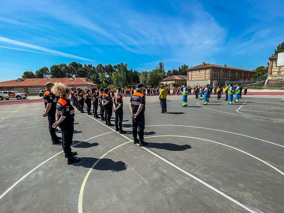 112cmadrid's tweet photo. 😔 Descansa en paz, compañera ⛑

Homenaje en el #IFISE a la voluntaria de #ProtecciónCivil fallecida ayer en un accidente en #CadalsodelosVidrios.

Todo nuestro cariño a su familia y amigos.

#Piedralaves 
#ASEM112 https://t.co/KdaKYcvwxi