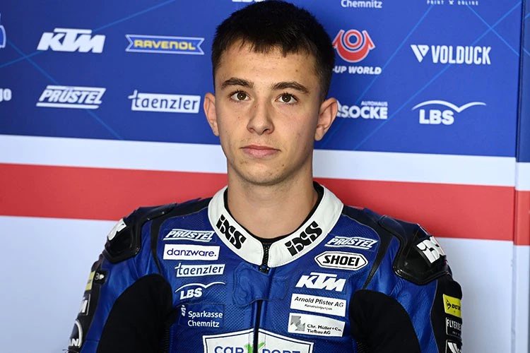 SirenesFR's tweet photo. 🏍 [FLASH] Jason Dupasquier est mort. Le pilote suisse #Moto3 (qui courait pour une équipe 🇩🇪) était né en 2001. 10e du championnat du monde, il a été éjecté de sa #moto et percuté 2 fois, au sol, en séance qualificative pour le #MotoGP italien. #ItalianGP #JasonDupasquier https://t.co/fiASguMtNm