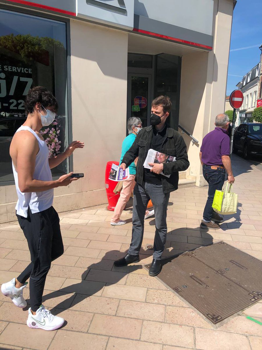 PaulVannierFI's tweet photo. Belle diffusion ce matin au marché de l’#IsleAdam. A trois semaines du premier tour de plus en plus d’encouragements et de certitude de vote pour @Clem_Autain ! https://t.co/Or1w4IzMYd