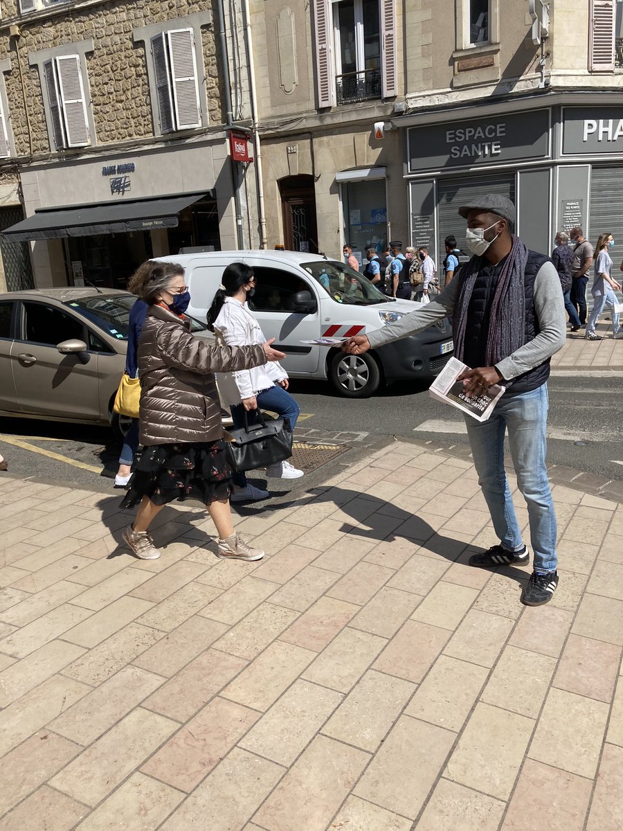 PaulVannierFI's tweet photo. Belle diffusion ce matin au marché de l’#IsleAdam. A trois semaines du premier tour de plus en plus d’encouragements et de certitude de vote pour @Clem_Autain ! https://t.co/Or1w4IzMYd