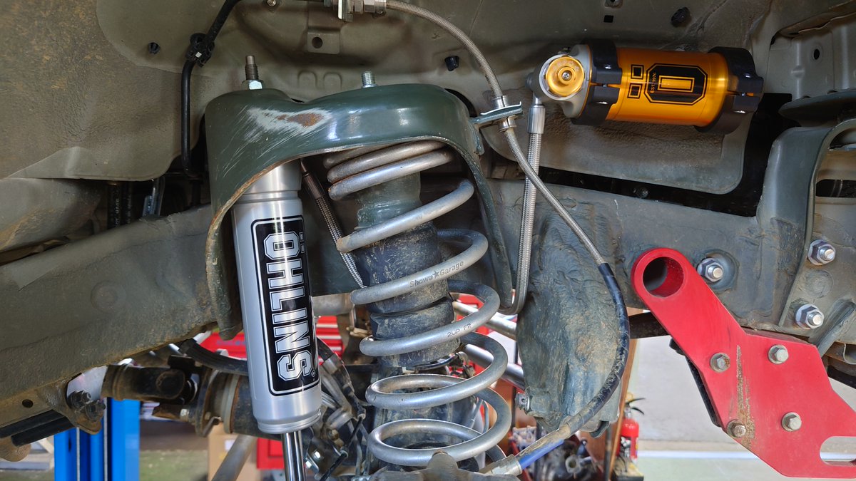 ショウワガレージ ショックアブソーバー最高峰のメーカーオーリンズ社のジムニー専用ショック リザーバータンク付きで伸び縮み別で調整が可能です 取り付けたのでテスト走行します ジムニー Jb64 シエラ Jb74 オーリンズ Ohlins ジムニー専用