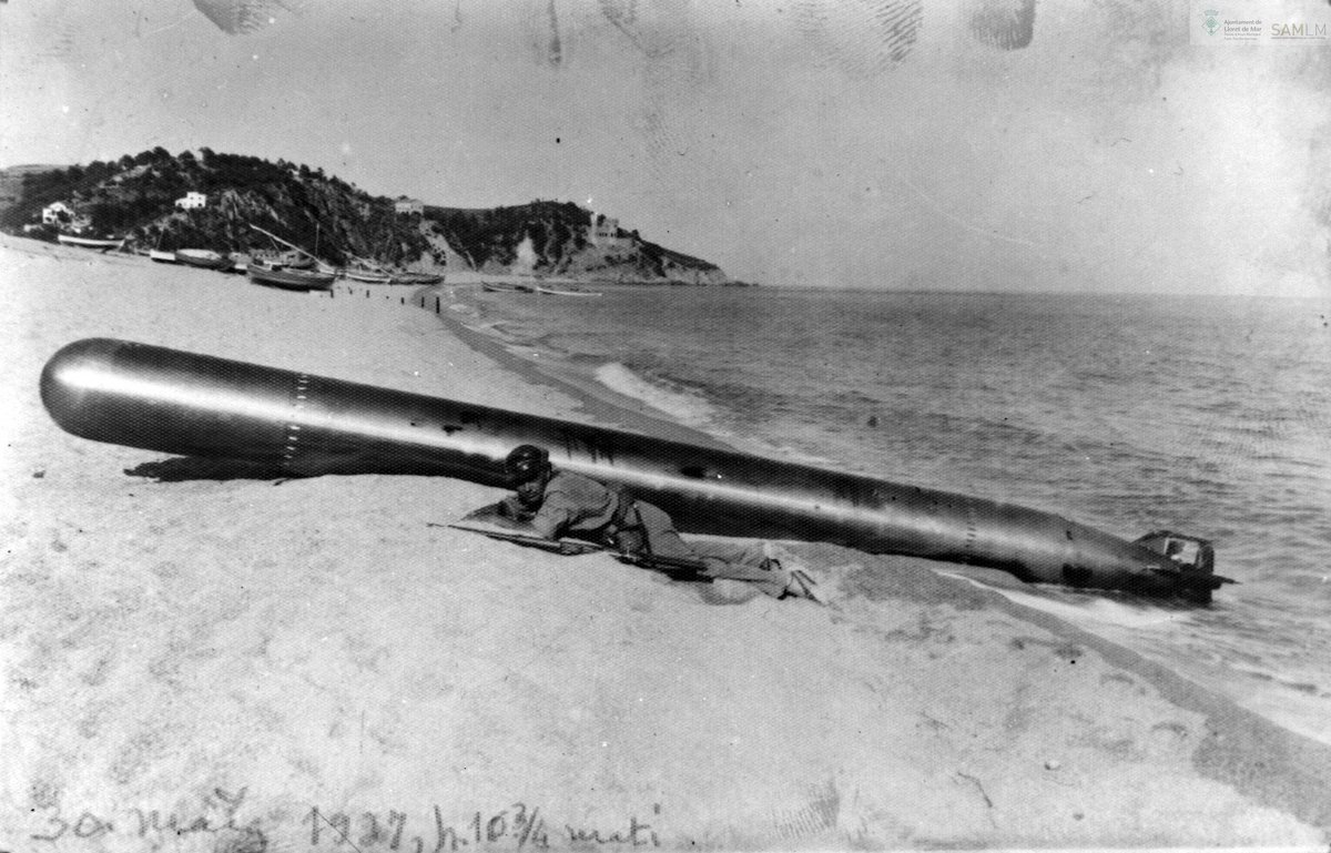 premsahistoria's tweet photo. #TalDiaComAvui i també un diumenge, de 1937 troben un torpede a la platja de Lloret de Mar que disparà el submarí General Sanjurjo, dels nacionals, contra vaixell Ciutat de Barcelona. El segon torpede disparat, va enfonsar el vaixell amb 312 persones, i en van morir més de 80. https://t.co/YzpnYXsCYq