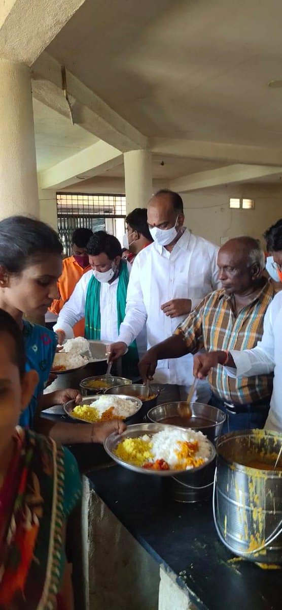 sridharreddyko3's tweet photo. .@bjpkm4kisanTS ఆధ్వర్యంలో #SevaHiSangathan కార్యక్రమాలు రాష్ట్ర వ్యాప్తంగా జరుగుతున్నాయి, ఖమ్మంలో అన్నం సేవా ఫౌండేషన్ లో అనాధలకు అన్నదాన కార్యక్రమం ఏర్పాటు చేయడం జరిగింది..
@bjpkm4kisan @byadavbjp @tarunchughbjp @Rajkumarchahar9 @GPR4BJP
#7yearsofservice
#7YearsOfModiJi https://t.co/5g1bFEkGE6
