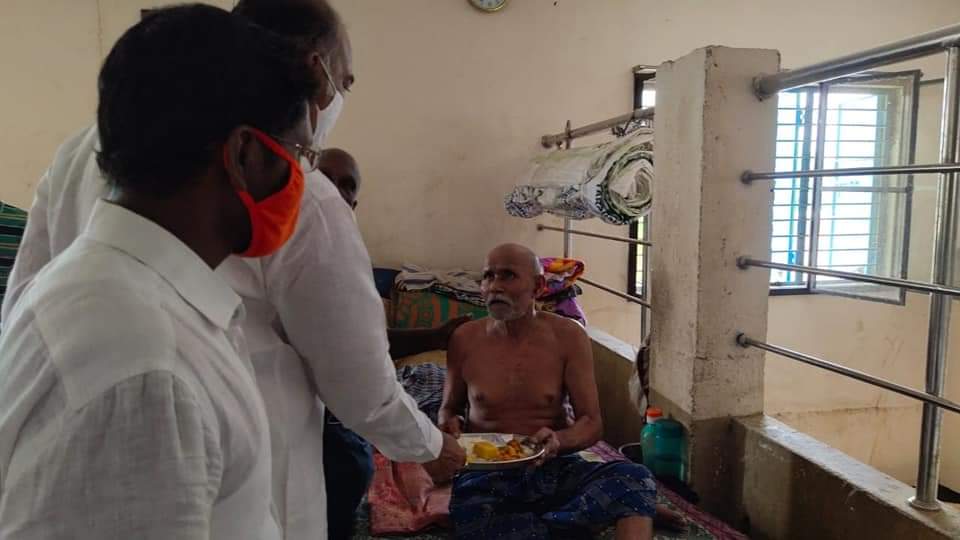 sridharreddyko3's tweet photo. .@bjpkm4kisanTS ఆధ్వర్యంలో #SevaHiSangathan కార్యక్రమాలు రాష్ట్ర వ్యాప్తంగా జరుగుతున్నాయి, ఖమ్మంలో అన్నం సేవా ఫౌండేషన్ లో అనాధలకు అన్నదాన కార్యక్రమం ఏర్పాటు చేయడం జరిగింది..
@bjpkm4kisan @byadavbjp @tarunchughbjp @Rajkumarchahar9 @GPR4BJP
#7yearsofservice
#7YearsOfModiJi https://t.co/5g1bFEkGE6