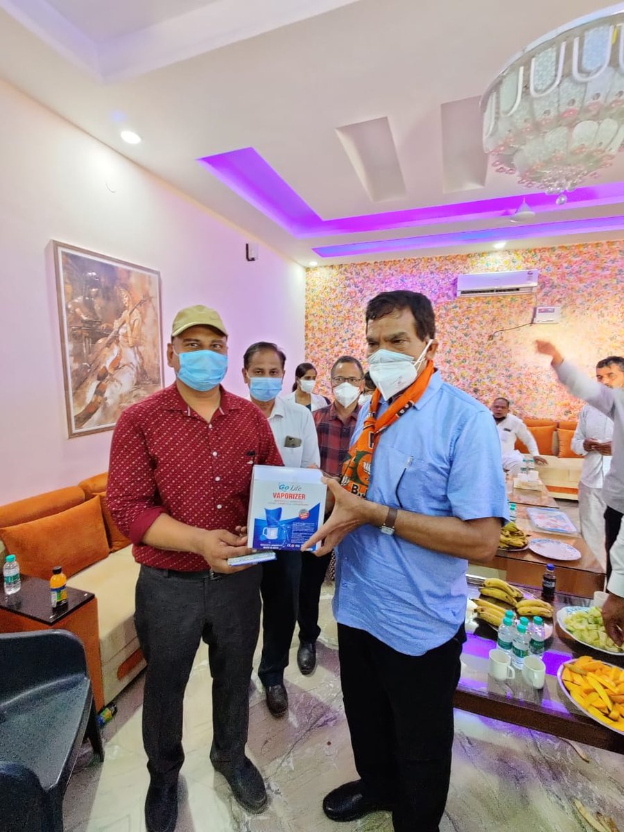 aksharmaBharat's tweet photo. मा० नरेंद्र मोदी जी के नेतृत्व में देश को सुशासन का स्वर्ण काल मिला। 

‘सेवा ही संगठन’ कार्यक्रम में पश्चिम ऊ० प्र० के गौतम बुद्ध नगर ज़िले के दो गावों में कोविद की दवा, ऑक्सिजन कनसेंट्रेटर, ओक्सिमीट���, भाप यंत्र, थर्मामीटर वितरित किया। 

शिवार्पण!

#कोविडकेकाममें
@narendramodi https://t.co/OCfpvKPW95