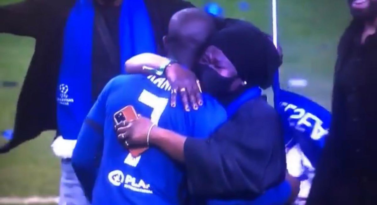 Footballogue's tweet photo. [#UCL] La joie de Ngolo Kante avec sa maman ! 💕 https://t.co/IGsotsWMns