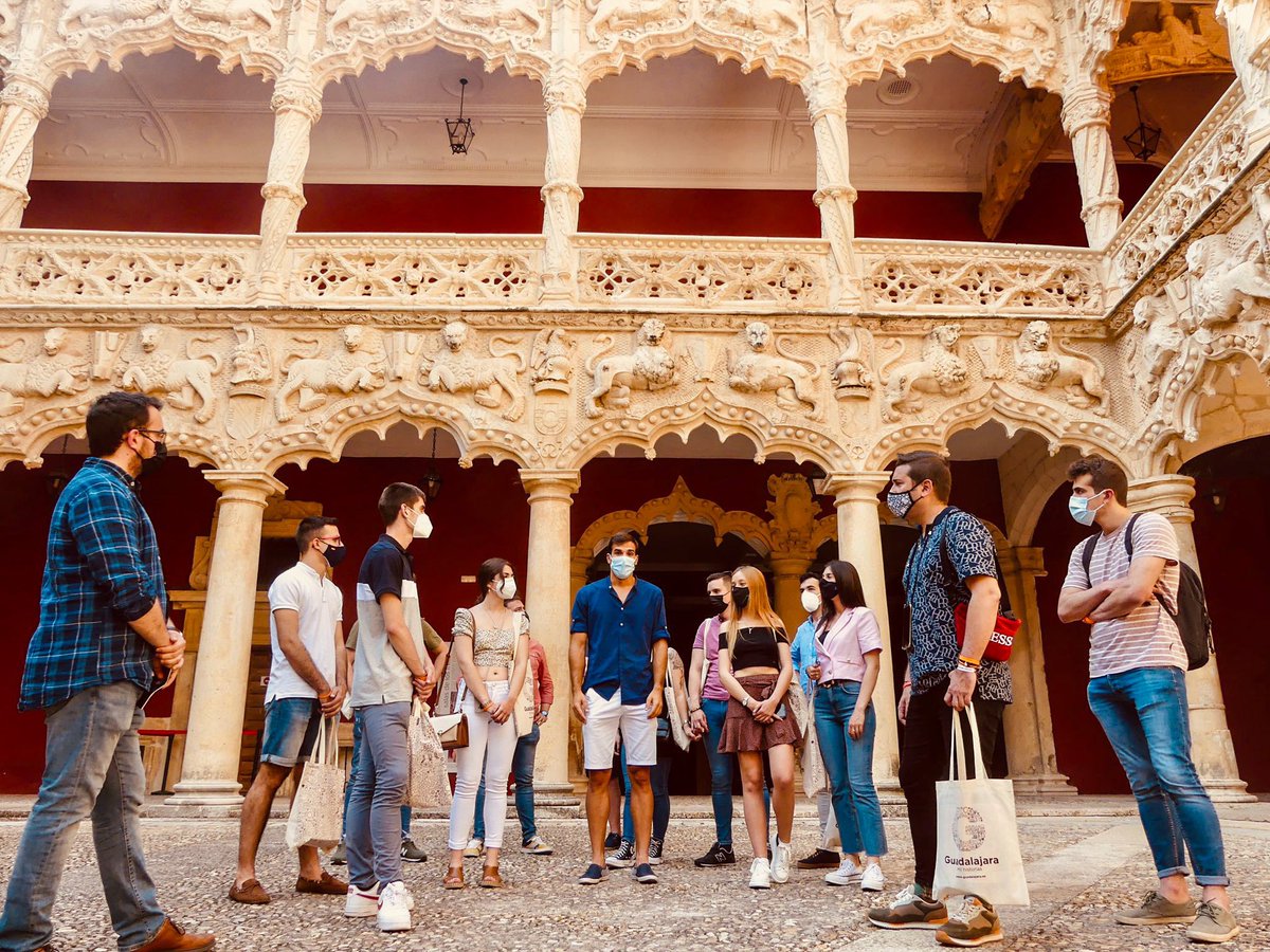 JcsCLM's tweet photo. 😊Ayer @jovenesCs visitaron Guadalajara.

🏛Hicimos una ruta por los monumentos más destacados de la ciudad y para finalizar la tarde, estuvimos en un ciclo de conciertos por las plazas del Casco Histórico de Guadalajara.🎤

¡Muchas gracias a todos!🍊 https://t.co/eU79eXTho2