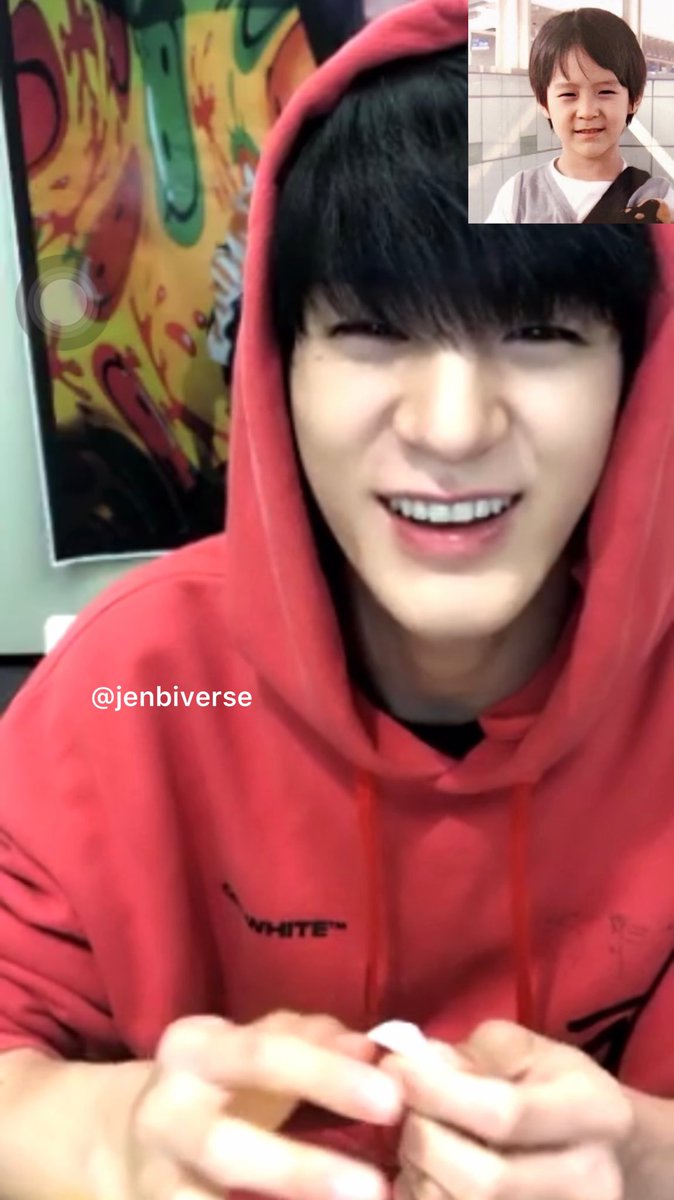 เอ็นดู ทำปากกาเลอะมือ จะเช็ดออกแต่ก็ยังตั้งใจฟัง เด็กดี .◜◡◝