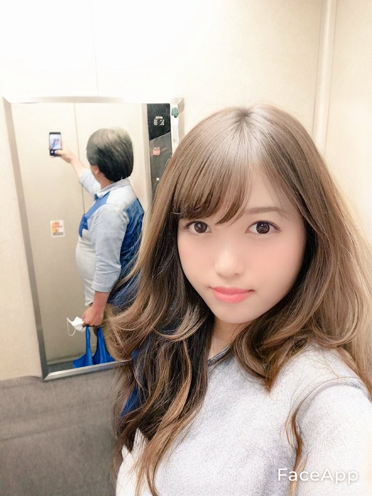 エレベーターで美人が自撮りしているように見えるけど 後ろの鏡に真実の姿が映っていた 話題の画像プラス エレベーターで美人が自撮りしているように見えるけど 後ろの鏡に真実の姿が映っていた 話題の画像プラス
