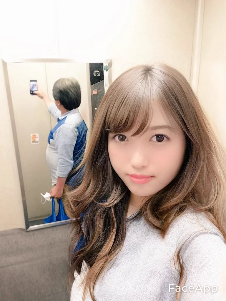 エレベーターで美人が自撮りしているように見えるけど？後ろの鏡に真実の姿が映っていたwww