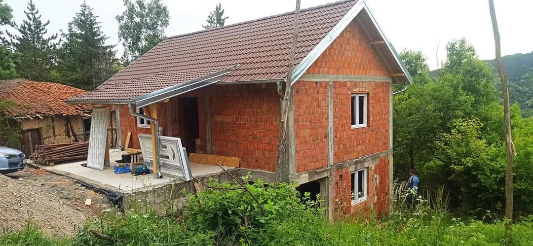 Crni_Radoje's tweet photo. Потребно је још мало да би завршили до Видовдана кућу нашег саборца Мије Ђидића.
Данас се постављају Прозори и Врата на његову кућу а од понедељка се настављају радови у унутрашњости.
Потребна су срества за спољашњу изолацију како би Мија и његова мајка Видосава имали ⤵️ https://t.co/9OJBtXdsRU