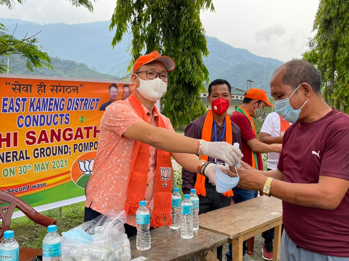 KamengBjp's tweet photo. Commemorating 7years of Modi Government conducted Seva Hi Sangathan by distributing Masks and Sanitizers with 8thSeppa west ZPM Shri Anchu Rimo ji

#7yearsofModigovt 
#SevaHiSanghatan 
#BJPEastKameng https://t.co/TmokZA19DH