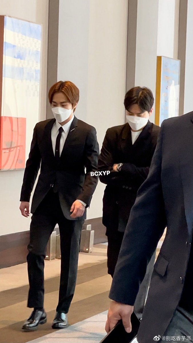 근양 별생각업는 옵빠랑 속으로 얖에 있는 애랑 결혼 언제 할 수잇을까 생각들어서 갠히 심각한 팔짱낀 옵빠