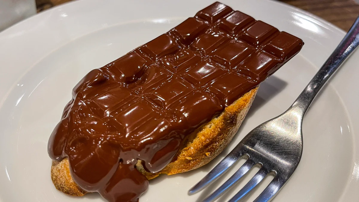 丸々一枚乗っている！？板チョコを溶かしながら食べるショコラトースト！