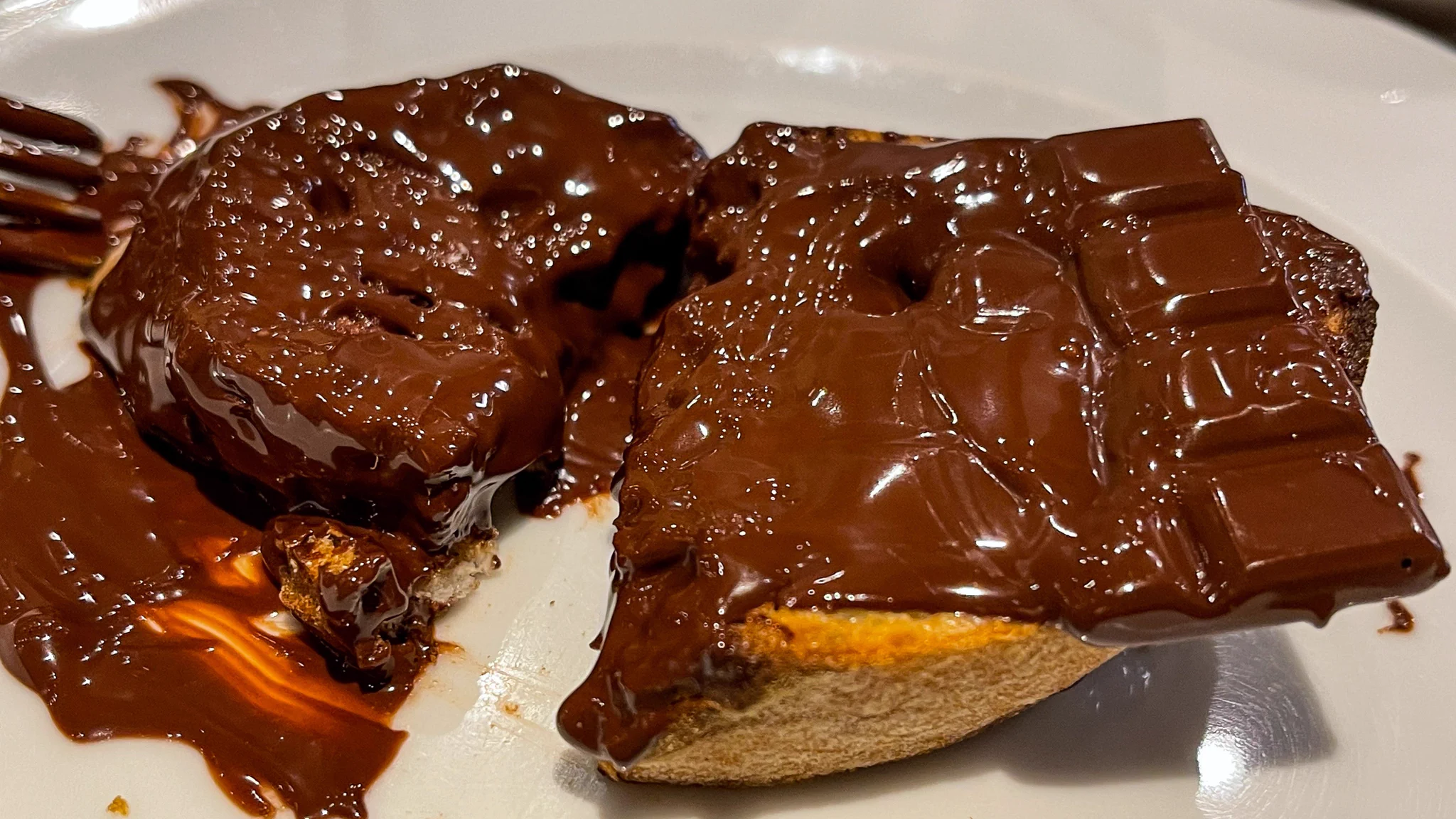 丸々一枚乗っている！？板チョコを溶かしながら食べるショコラトースト！