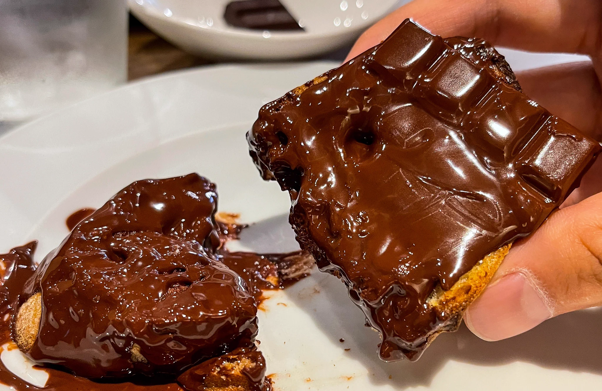 丸々一枚乗っている！？板チョコを溶かしながら食べるショコラトースト！