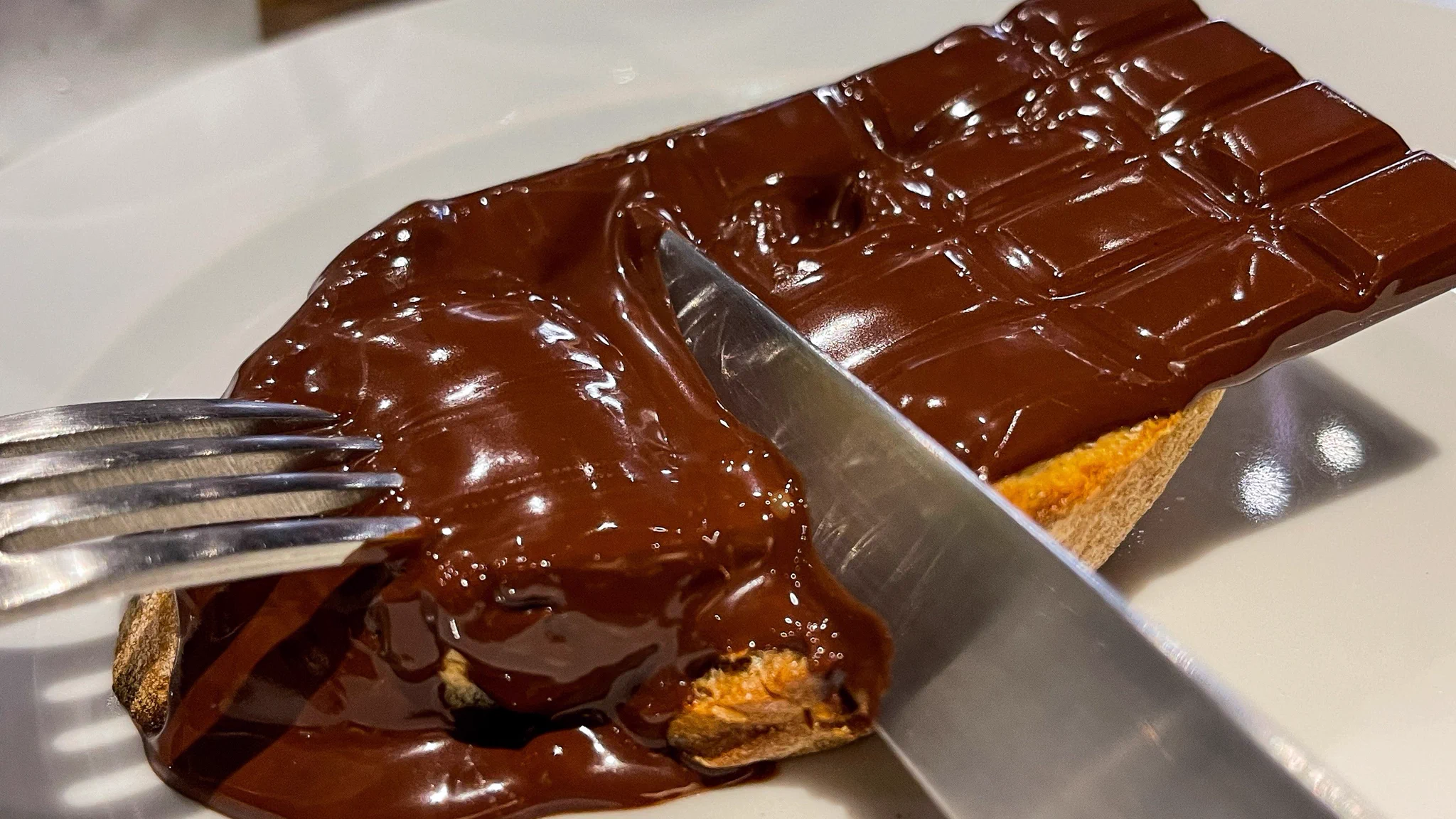 丸々一枚乗っている！？板チョコを溶かしながら食べるショコラトースト！