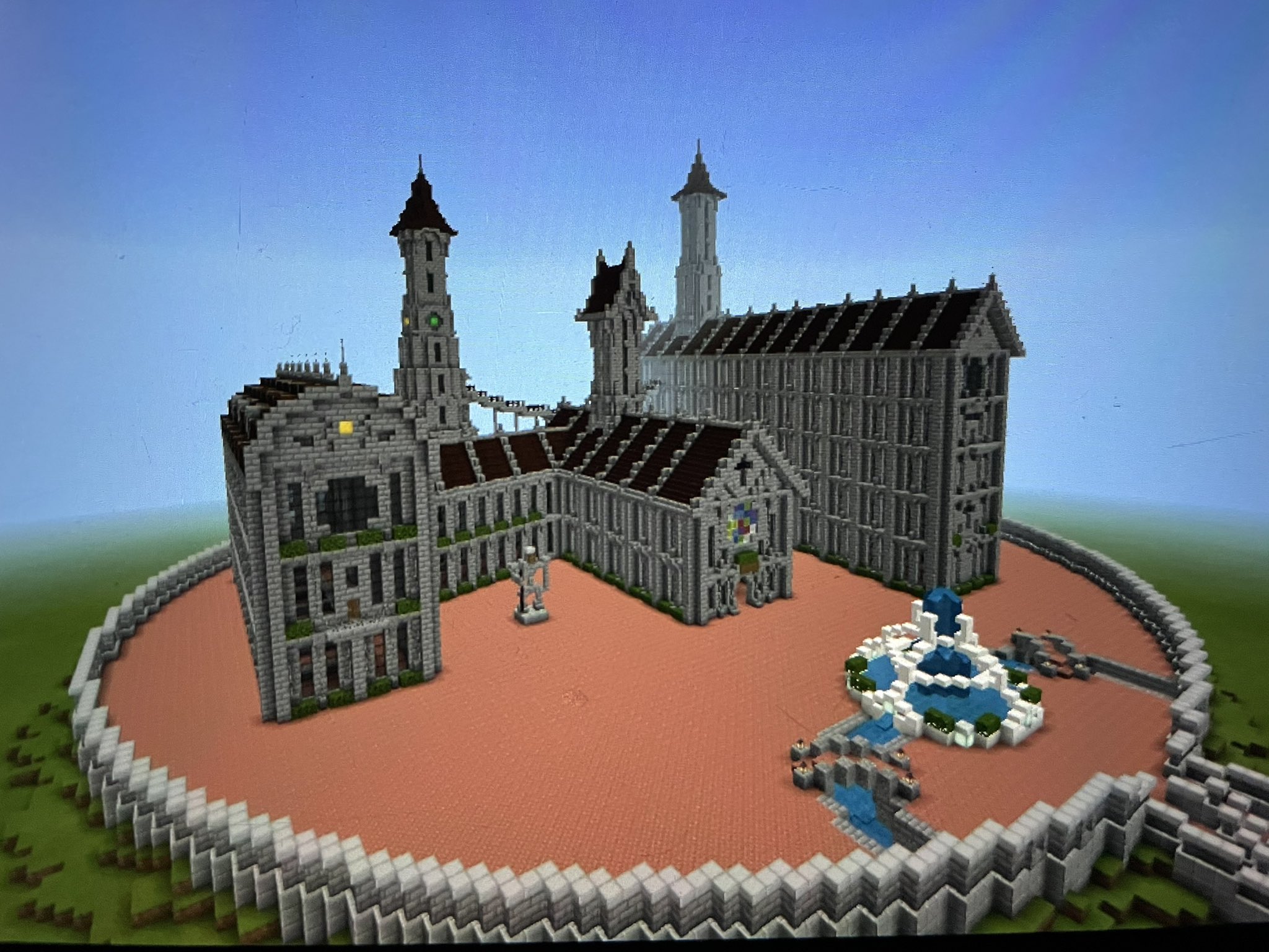 くろくろね マイクラで洋風の城を作りました 制作時間は5時間くらいです ちなみに内装はないそうです マイクラ Minecraft マイクラ建築 Minecraft建築コミュ マイクラ神建築 マイクラ洋風の城 マイクラハマった T Co 153nmgegdl