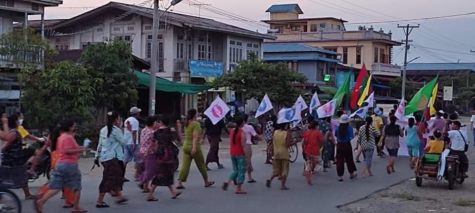 klatpri's tweet photo. Scenes of regular night strike in Mogaung,Kachin State, who are fighting for the overthrow of the military dictatorship by holding regular strikes three times a day. #WhatsHappeningInMyanmar #May30Coup #MilkTeaAlliance https://t.co/GdXN2o2nDF