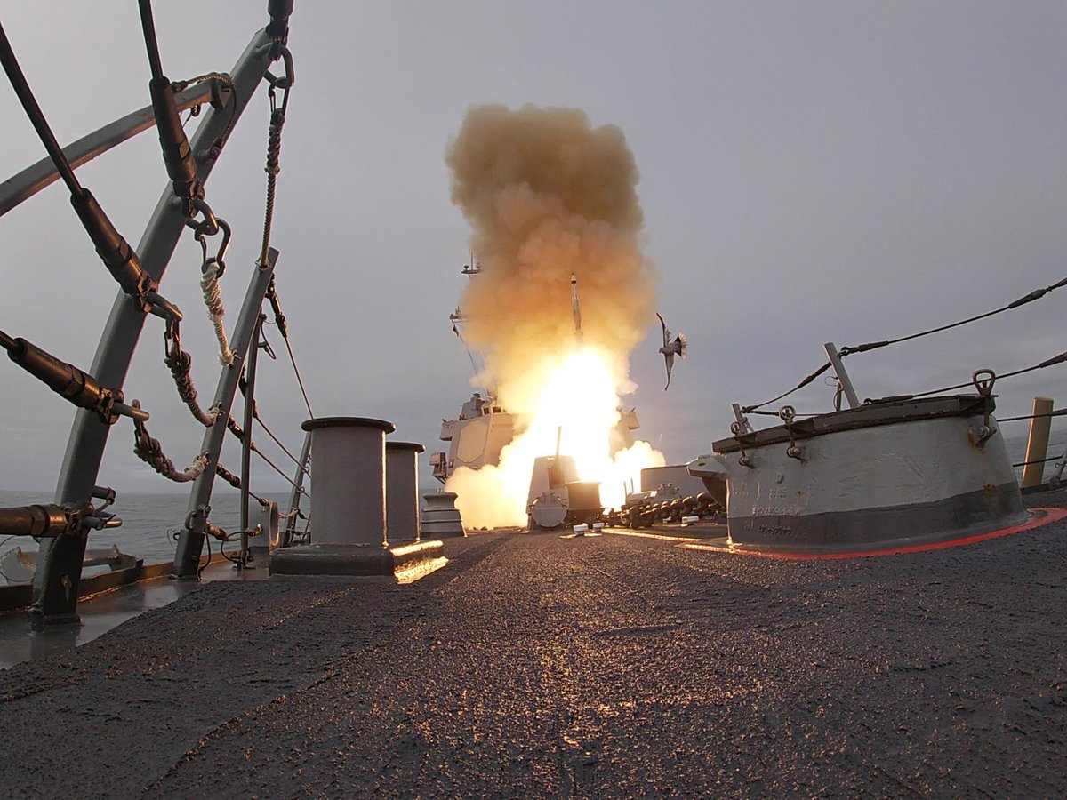 STRIKFORNATO's tweet image. Wooowww! Is that a bird?? 
A bird flies by while 🇺🇸 @USNavy #USSRoosevelt (DDG 80) fires a SM-2 missile during exercise #AtSeaDemo #FormidableShield 2021! 🚀

#WeAreNATO #StrongerTogether #Defence