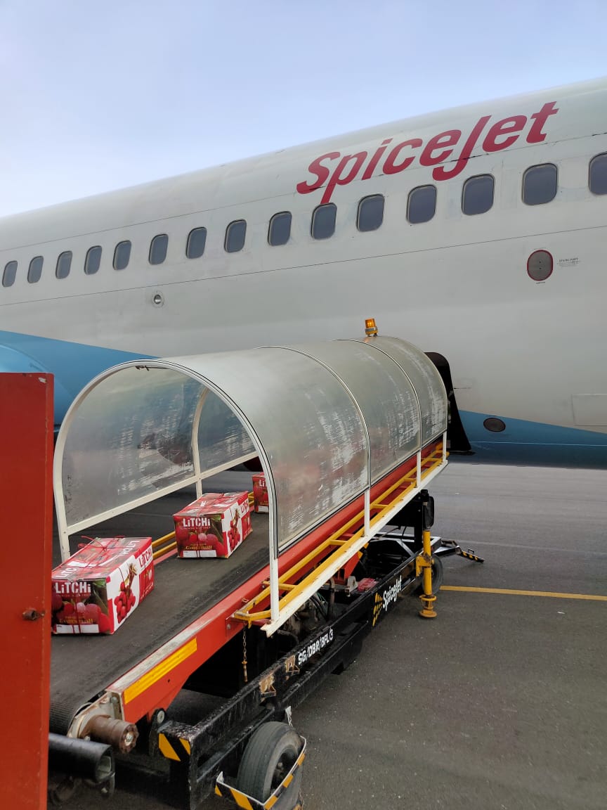 aaidarairport's tweet photo. Stepping up efforts under @MoCA_GoI  Krishi Udan scheme to embrace farmer's  sentiments, Darbhanga airport started to play a stellar role in realising  dreams of  Muzaffarpur's  famous litchi growers by facilitating  shipment to Mumbai, Consignment of 965 Kg.

@AAI_Official https://t.co/cmXqk0JsgS