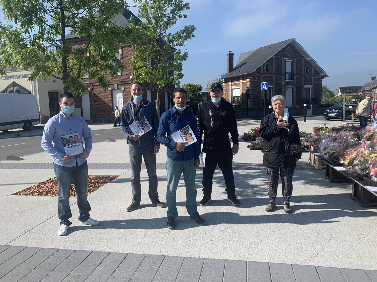 PerrierAlexis_'s tweet photo. En ce beau dimanche de la fêtes mères 🌹🌺!
Nous sommes aller, ce matin sur le marché de Saint-Nicolas-d’Aliermont #SNA.

Dès le 20 juin🗳, VOTEZ pour vos candidats du @RNational_off pour donner une vraie alternative à la DROITE MACRONISÉS au sein du département de #SeineMaritime https://t.co/Y9lW7xmPMp