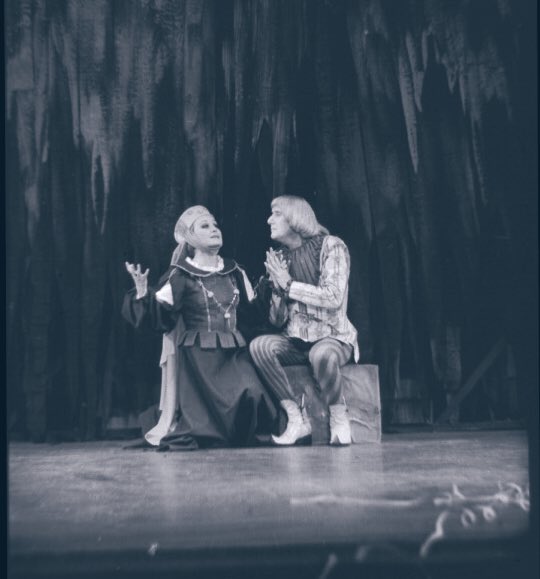 ElCronistaCult's tweet photo. Hoy hace exactamente 30 años que nos dejó el inolvidable actor cómico #ManoloGómezBur! (Madrid, 1917-Bailén, 1991) Su talento para hacer reír llenó escenarios y pantallas durante medio siglo. ➡️Un reportaje de @arevalocarlos lo recuerda a continuación: https://t.co/nfRFMajWN6 https://t.co/F8WtVLdz4h