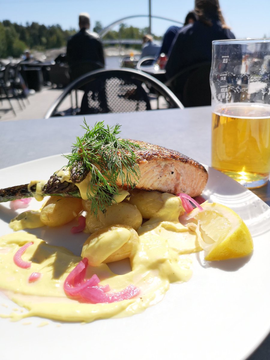 Finally testing this place! Pretty perfect spot for a drink, few steps from home by the sea. And apparently, they also serve food. Delicious salmon! #Lunch #Beer #Harbour #Kalasatama #MyHelsinki #Helsinki #Finland https://t.co/r2dWimvJdm