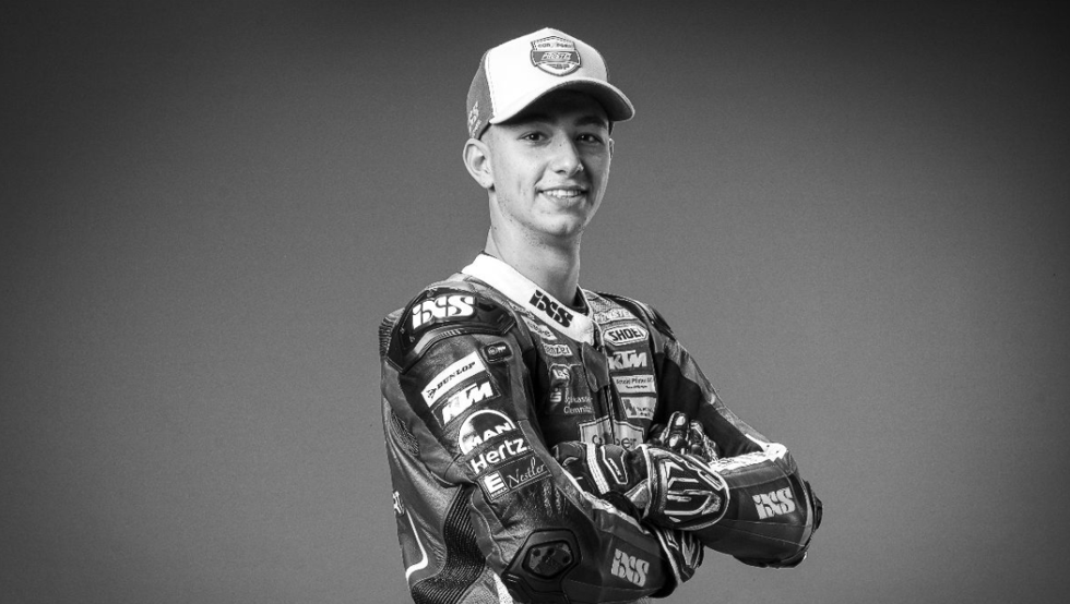 MotoGPnoticias_'s tweet photo. 🖤 Ha fallecido Jason Dupasquier (Bulle, 2001). Piloto suizo de Moto3, e hijo del expiloto de motocross Phillipe Dupasquier, era su segunda temporada en MotoGP tras su debut en el Mundial en Catar 2020. #ItalianGP 

Descansa en paz https://t.co/qLYy8GXJQB