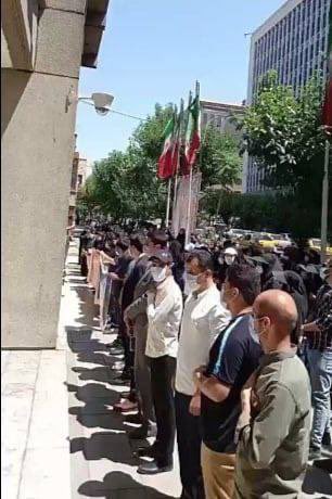 در هر جای جهان بهترین امکانات را به آموزگاران میدهند بغیر از ایران آخوندی! دومین روز تجمع گروهی از #معلمان کارنامه سبز در اعتراض به بلاتکلیفی وضعیت استخدامی‌شان، در مقابل ساختمان وزارت آموزش و پرورش واقع در تهران، دست به #تجمع_اعتراضی زدند. ۱/۲
