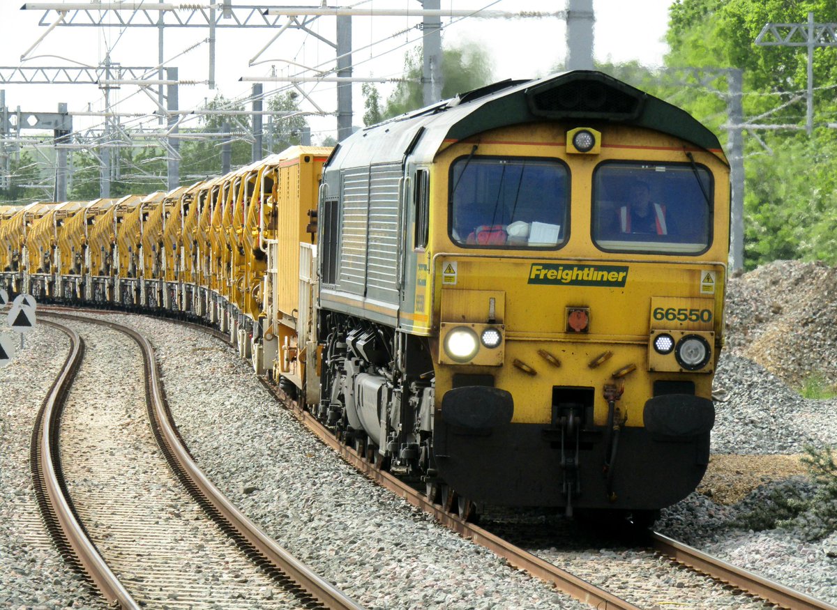holtona72's tweet photo. #ShedWatch #SundayShed time with 66550 & 66512 in charge of the massive #HOBC train this week. Seen passing slowly through Kettering. #MML #Class66 30/5/21 https://t.co/rrOk1fsoPU