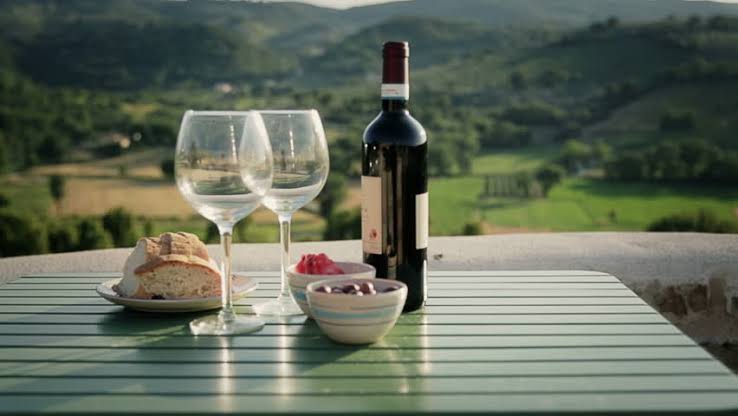 Bothra_Adi's tweet photo. Table wine 
It's made to be drunk at the table with meal, as well as wine without presence of bubbles.

#iihmbest3years
#hospitalitybuzz
#HTDMIIHMADAY11 
@tomishra 
@chatori_the https://t.co/Sx7n9Rkcn0