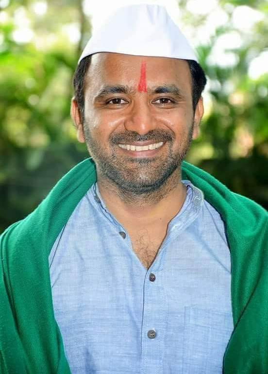 AnandKalal_INC's tweet photo. Shri Santosh S Lad, Ex-Minister and one of the prominent leader of @INCKarnataka who thinks of the people without being an elected representative and is spending more than 1.5 Crores from his own pocket to feed the hungry people of Kalghatagi constituency in this lockdown.1/2 https://t.co/b28huX7FzN