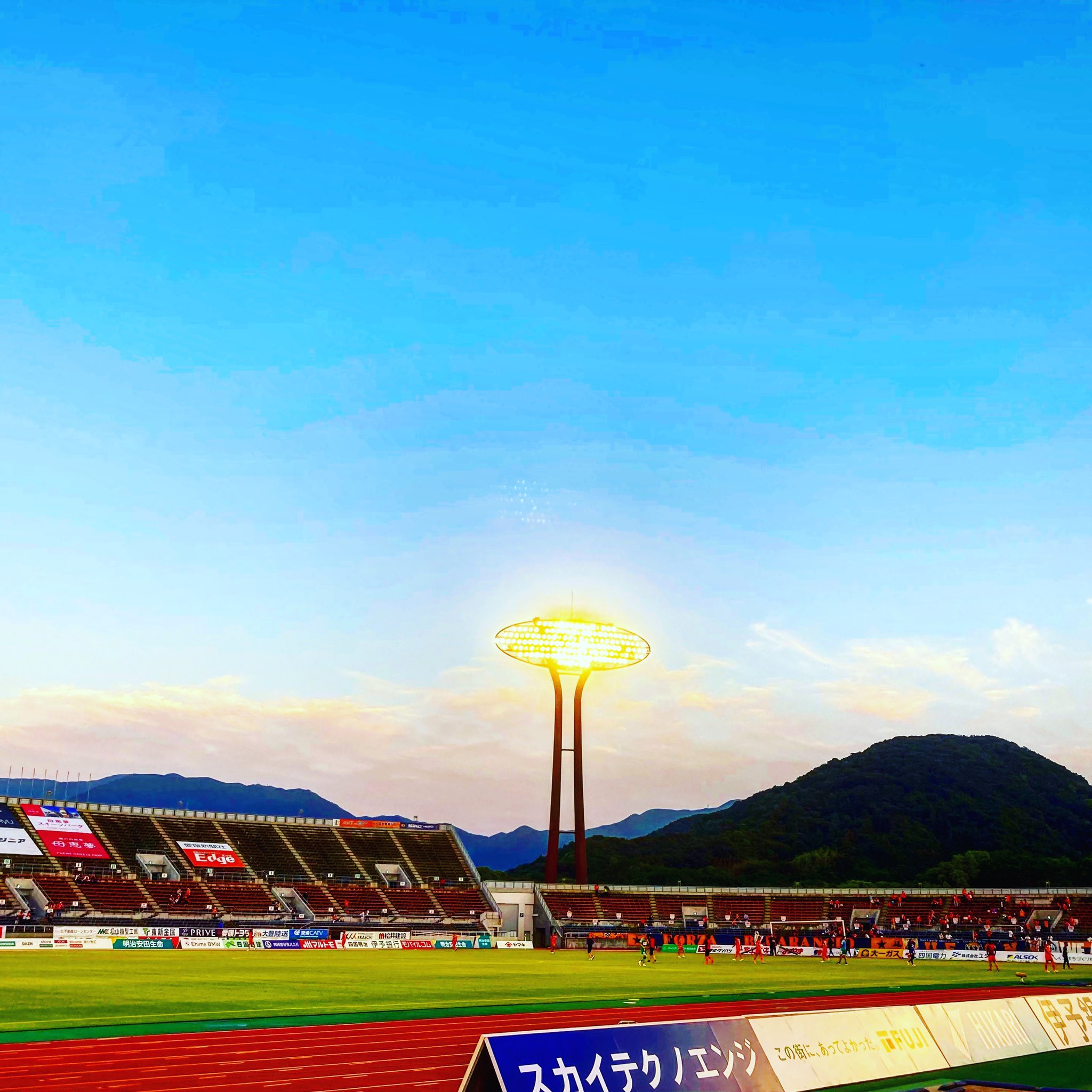 小島 耕 水戸ホーリーホック インスタ更新 好内容ながらも3試合勝利がなく ジリジリと順位を下げる中で チームにもクラブにも重い空気があったのは事実です だからこそ今日の勝利の意味は小さくないです まだまだ行きましょう T Co