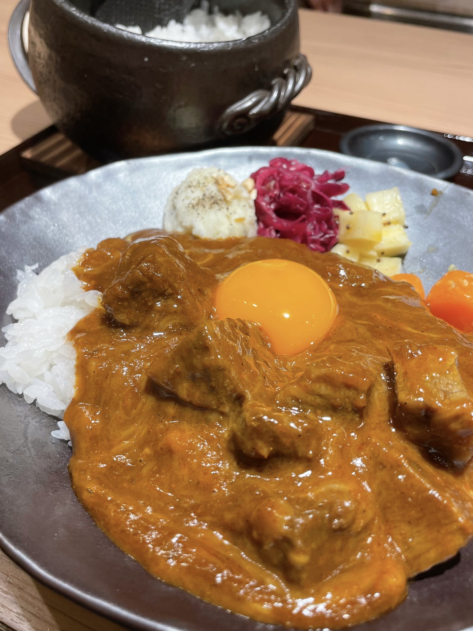 フォーリンデブはっしー 築地にオープンした 一体感 は お米好きの夢を叶えてくれるカレー専門店 なんと注文してから 土鍋ごはん を分かけて炊きあげてくれて アツアツ つやつやの白米で和牛カレーを存分に楽しめちゃうという幸せ 卵黄やチーズ