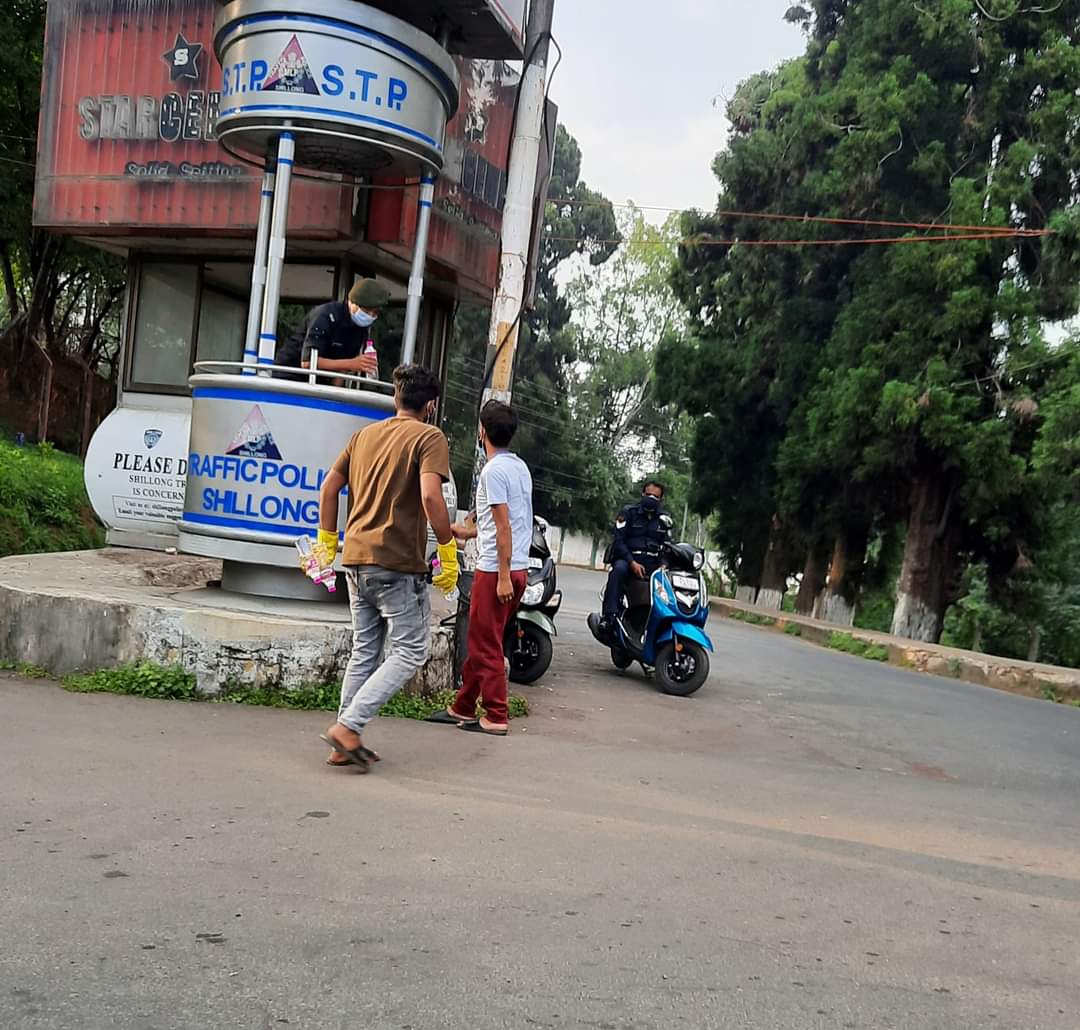 BihariManch's tweet photo. Our members serving water to men in uniform in this scorching heat. They are out for us, we are here for them. 
@Cheesa @CMO_Meghalaya 
#SaluteToCoronaWarriors 
#IndiaFightsCorona https://t.co/vVvizJ3jKx