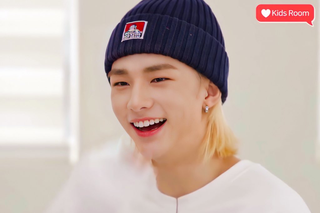 HWHJPICS's tweet image. hyunjin’s smile is so healing