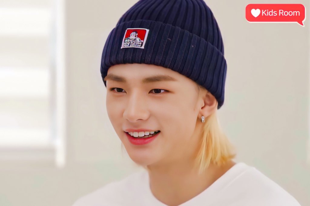 HWHJPICS's tweet image. hyunjin’s smile is so healing