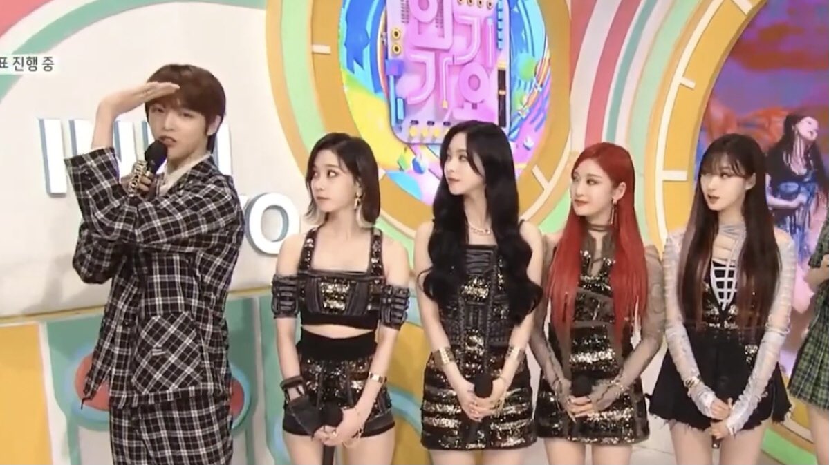 น้องเอสอย่าแกล้งเพื่อน อย่ามองเหมือนเอ็มซีเค้าแปลกได้มั้ย 555555555