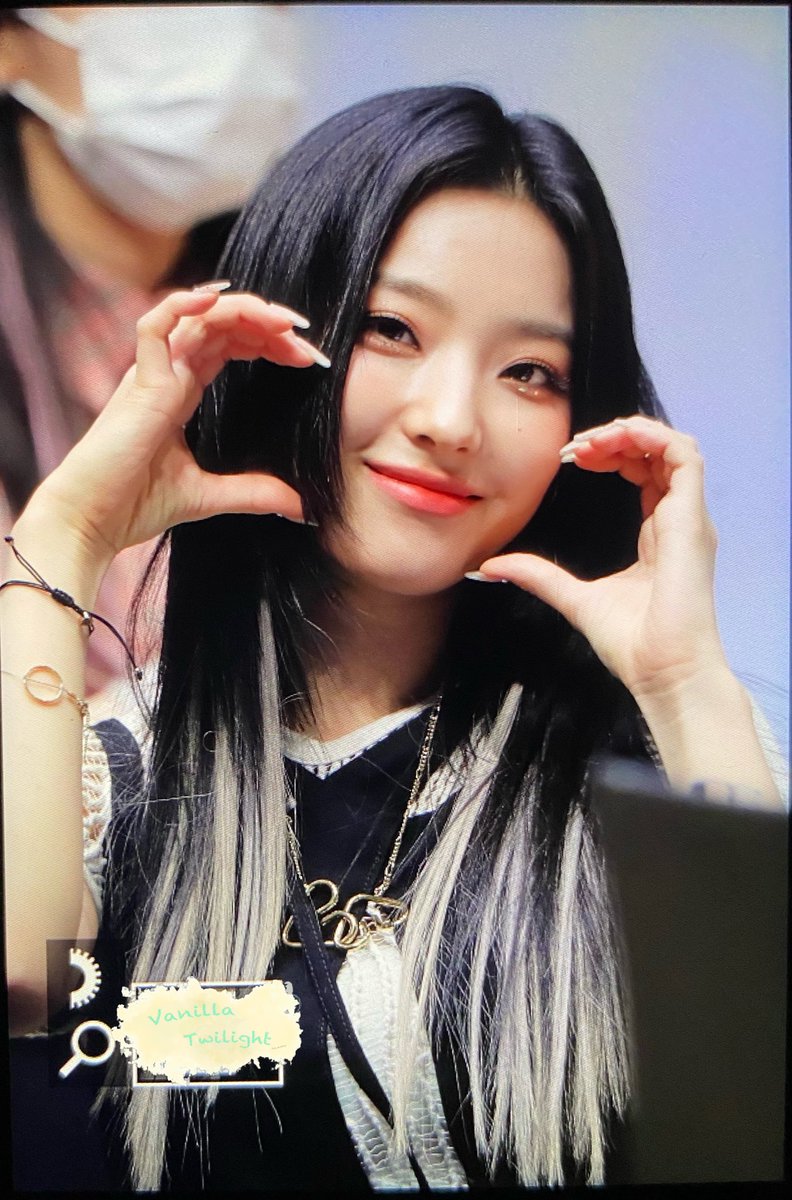 saeromtwilight's tweet photo. 210530 팬사인회 프리뷰

오랜만에......🥺🥺

#프로미스나인 #이새롬 #fromis_9 #leesaerom #FUN_FACTORY @realfromis_9 https://t.co/kz1w6qqOEz