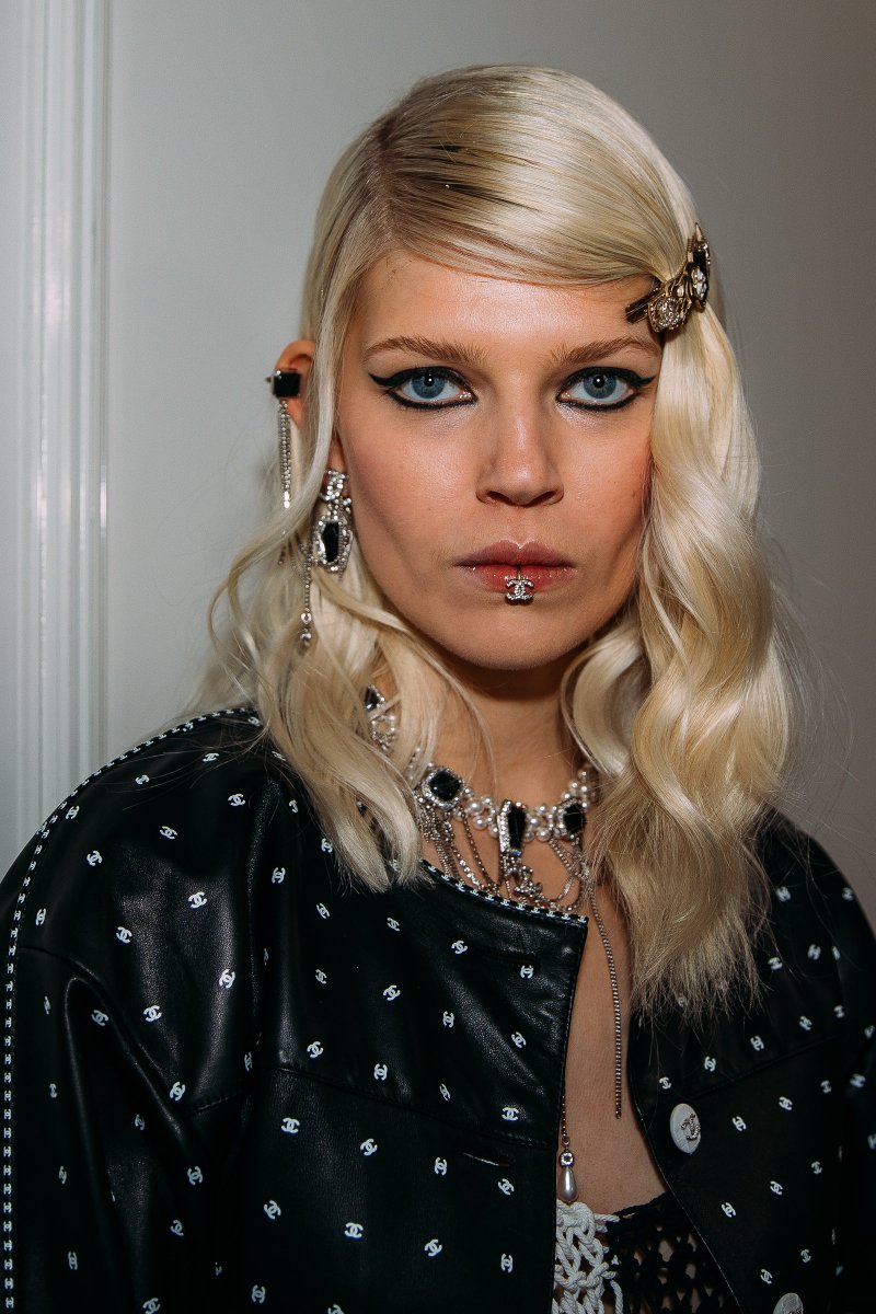 voguemagazine's tweet photo. Logomania is coming for your face: @Chanel and @Gucci are offering face jewels in monogram crystal. Would you wear it?
https://t.co/cqew3NvoYO https://t.co/USHnPO95A7