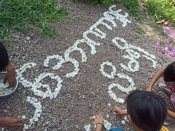 htetpaing00's tweet photo. "Jasmine Strike"in Ahtat Nganan village Yinmarpin. "Spring Revolution, We don't want military dictatorship" demonstration with Jasmine Flowers. 
#WhatsHappeningInMyanmar #May30Coup https://t.co/hMabYp718U