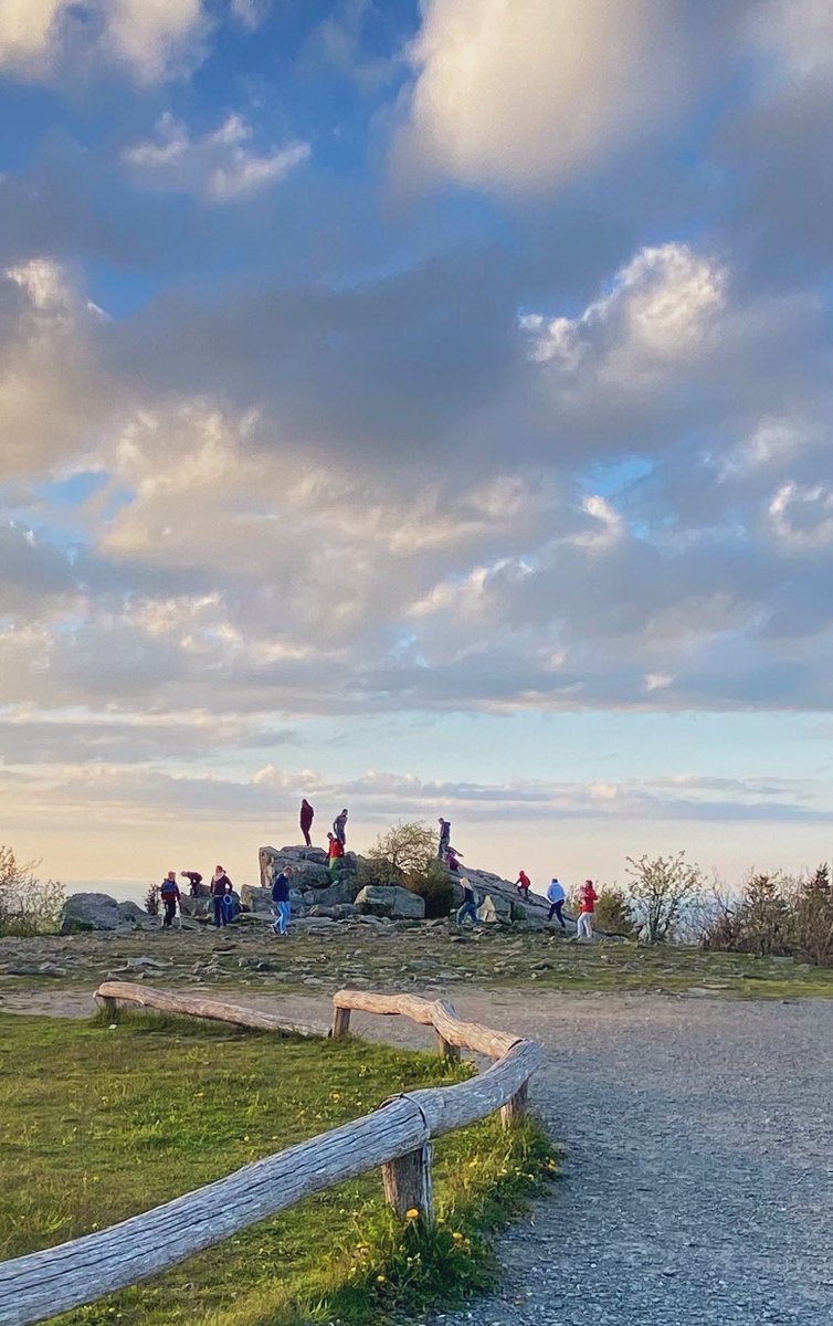 AgileAltruist's tweet image. #SpruecheVor8 @ARDde
Ist die Welt erst ruiniert,
evolutioniert es sich ganz ungeniert
#EvolveOrExtinct

Aber die Wirtschaft..
Hätte da einen..

Anyone who believes
that exponential growth
can go on forever
in a finite world
is either a madman
or an economist.
-Kenneth E.Boulding-