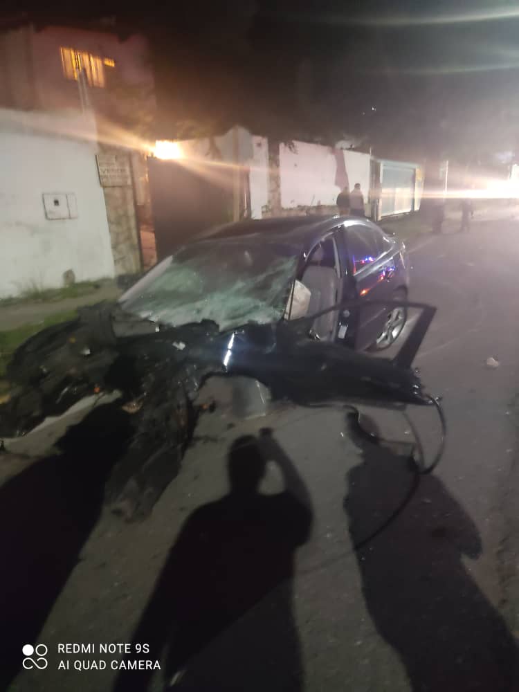 Vecinos de Av. Ppal de Prados del Este han solicitado reductores de velocidad a <a href="/AlcaldiaBaruta/">Alcaldía de Baruta</a> por abuso de conductores y no han obtenido respuesta. Lo que sí hubo hoy fue otro accidente fatal y daños a bienes de residentes. La comunidad exige respuesta.!! OJO <a href="/darwingonzalezp/">Darwin González</a>