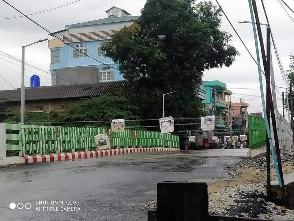 Haruonchill's tweet photo. Terrorist Council have arbitrarily barricaded the streets and bridges of KyatSarPyin and Bonmaw Wards in #Dawei, Tanintharyi Region with the barbed wires starting from May30 without any valid reasons. 

#WhatsHappeningInMyanmar 
#May30Coup https://t.co/Z3kDNfFzkf